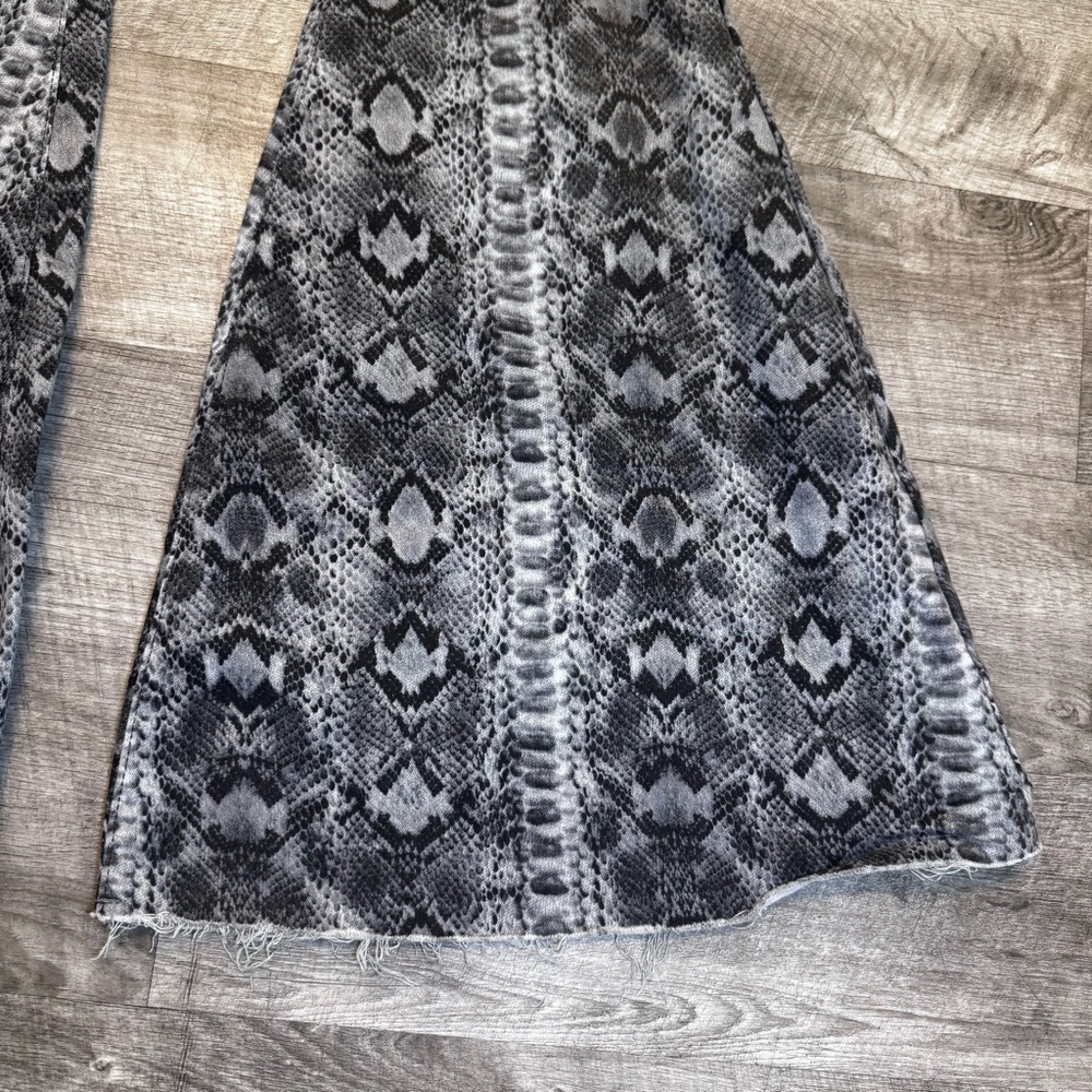 We the Free Just Float On Snake Print Flare Jeans Womens Sz. 25 - Picture 6 of 10